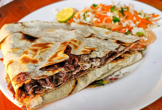 IMAGEN DE TLAYUDA CON CECINA O TASAJO