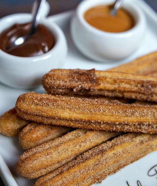 IMAGEN DE CHURROS DE AZÚCAR CON CHOCOLATE